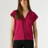 T-Shirt mit V-Ausschnitt und durchbrochenen Details