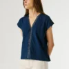 T-Shirt mit V-Ausschnitt und durchbrochenen Details