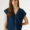 T-Shirt mit V-Ausschnitt und durchbrochenen Details
