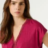 T-Shirt mit V-Ausschnitt und durchbrochenen Details