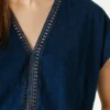 T-Shirt mit V-Ausschnitt und durchbrochenen Details