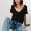 T-Shirt mit V-Ausschnitt und gesticktem Logo
