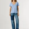 T-Shirt mit V-Ausschnitt und gesticktem Logo