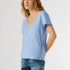 T-Shirt mit V-Ausschnitt und gesticktem Logo
