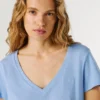 T-Shirt mit V-Ausschnitt und gesticktem Logo