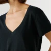 T-Shirt mit V-Ausschnitt und gesticktem Logo