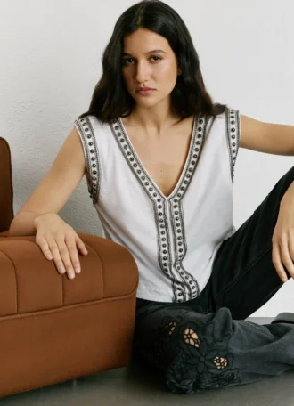 T-Shirt mit V-Ausschnitt und Nieten