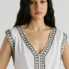T-Shirt mit V-Ausschnitt und Nieten