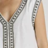 T-Shirt mit V-Ausschnitt und Nieten