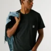 T-Shirt mit Vordertasche in Regular Fit
