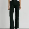 Twill-Hose mit ausgestelltem Schnitt Twill-Hose mit ausgestelltem Schnitt