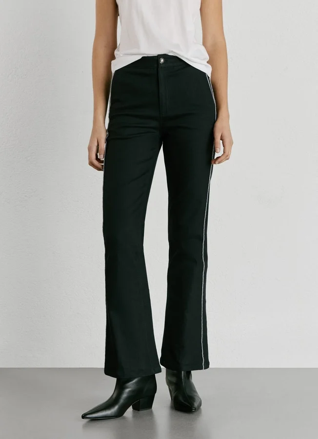 Twill-Hose mit ausgestelltem Schnitt Twill-Hose mit ausgestelltem Schnitt