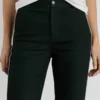 Twill-Hose mit ausgestelltem Schnitt Twill-Hose mit ausgestelltem Schnitt
