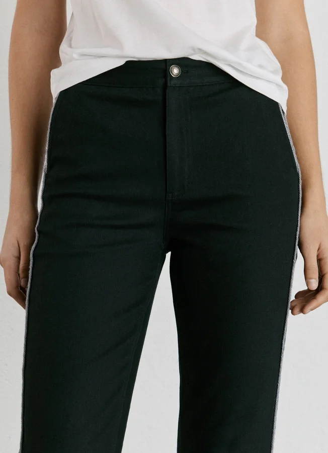 Twill-Hose mit ausgestelltem Schnitt Twill-Hose mit ausgestelltem Schnitt