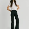 Twill-Hose mit ausgestelltem Schnitt Twill-Hose mit ausgestelltem Schnitt