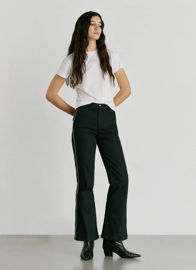 Twill-Hose mit ausgestelltem Schnitt Twill-Hose mit ausgestelltem Schnitt