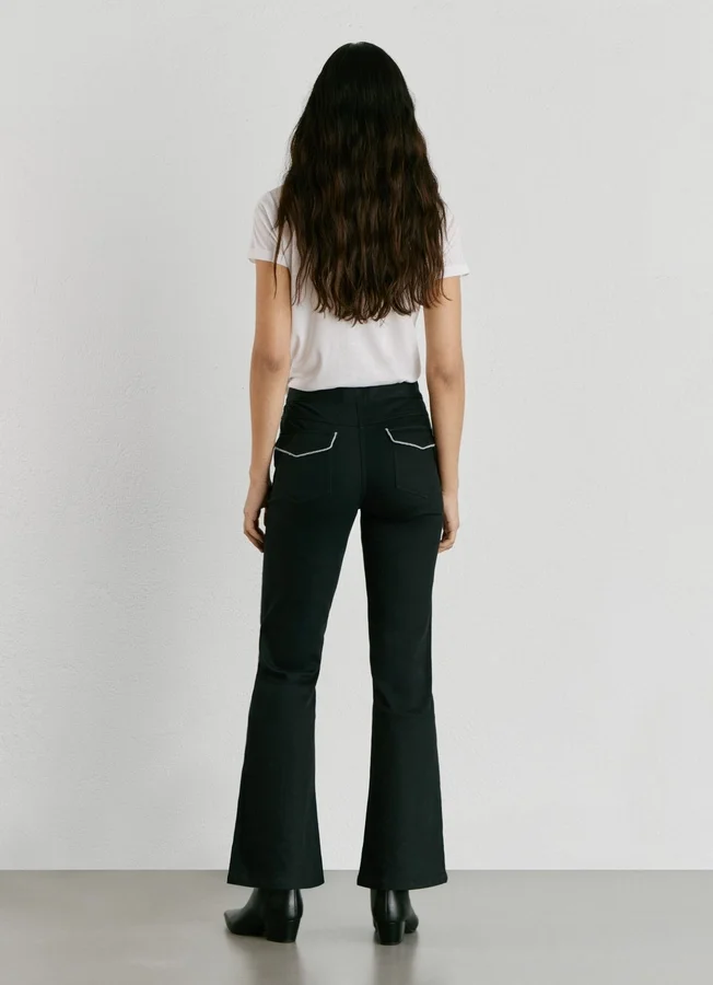 Twill-Hose mit ausgestelltem Schnitt Twill-Hose mit ausgestelltem Schnitt