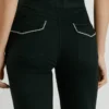 Twill-Hose mit ausgestelltem Schnitt Twill-Hose mit ausgestelltem Schnitt