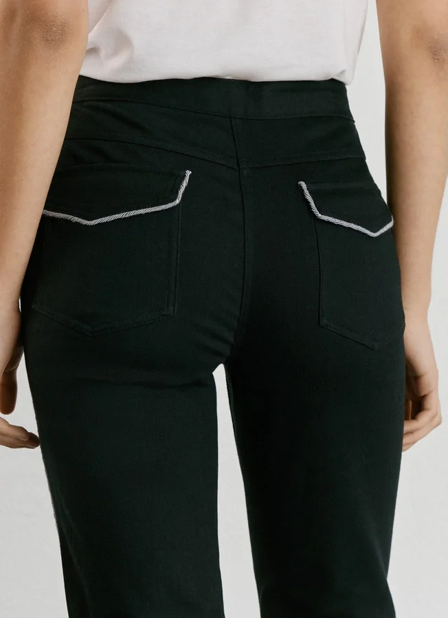 Twill-Hose mit ausgestelltem Schnitt Twill-Hose mit ausgestelltem Schnitt