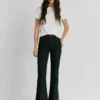 Twill-Hose mit ausgestelltem Schnitt Twill-Hose mit ausgestelltem Schnitt