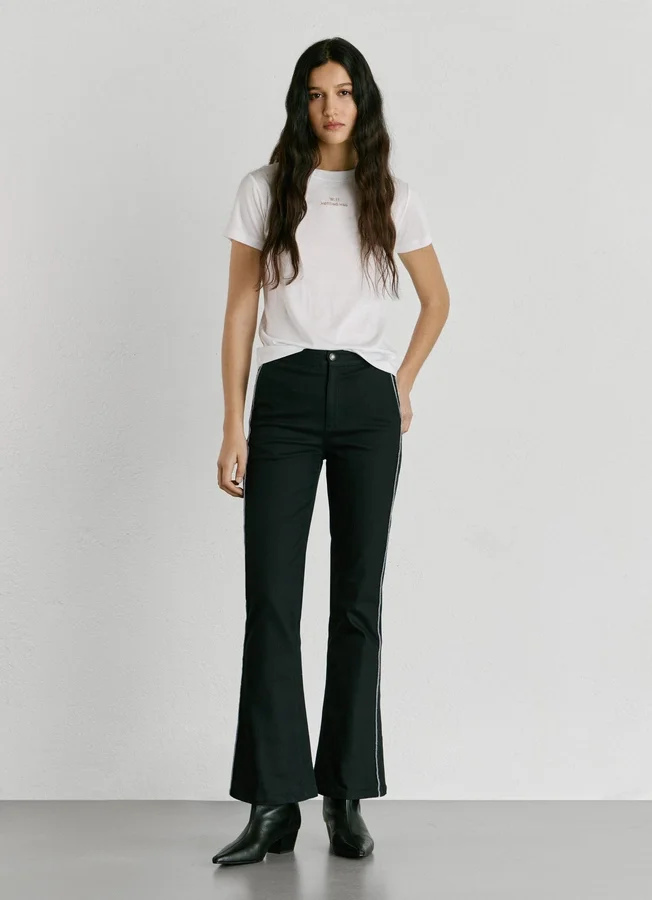 Twill-Hose mit ausgestelltem Schnitt Twill-Hose mit ausgestelltem Schnitt