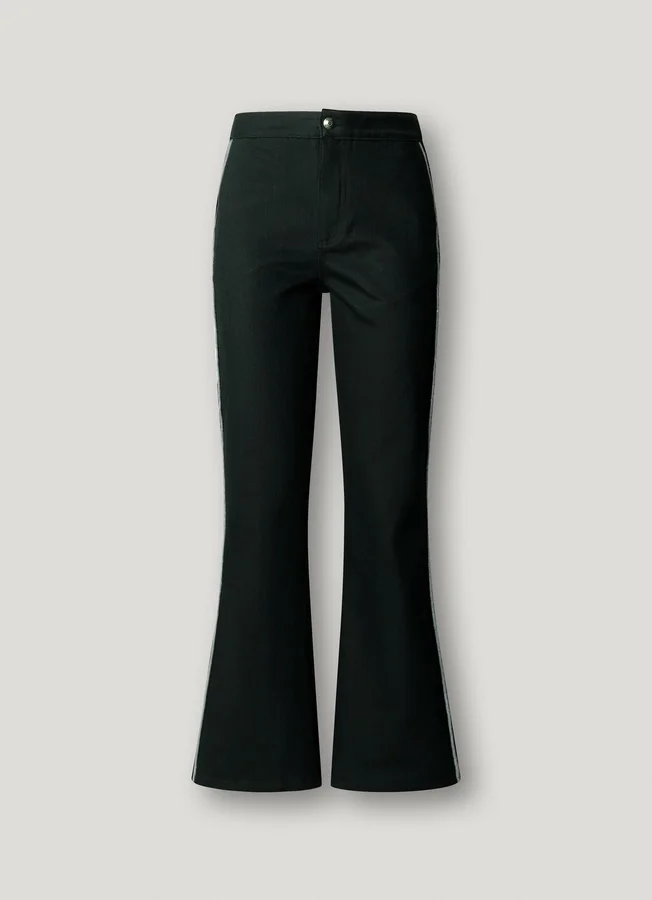 Twill-Hose mit ausgestelltem Schnitt Twill-Hose mit ausgestelltem Schnitt