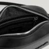 Umhängetasche in Lederoptik mit Logo