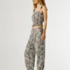 Weit geschnittene Hose mit Blumenmuster Weit geschnittene Hose mit Blumenmuster