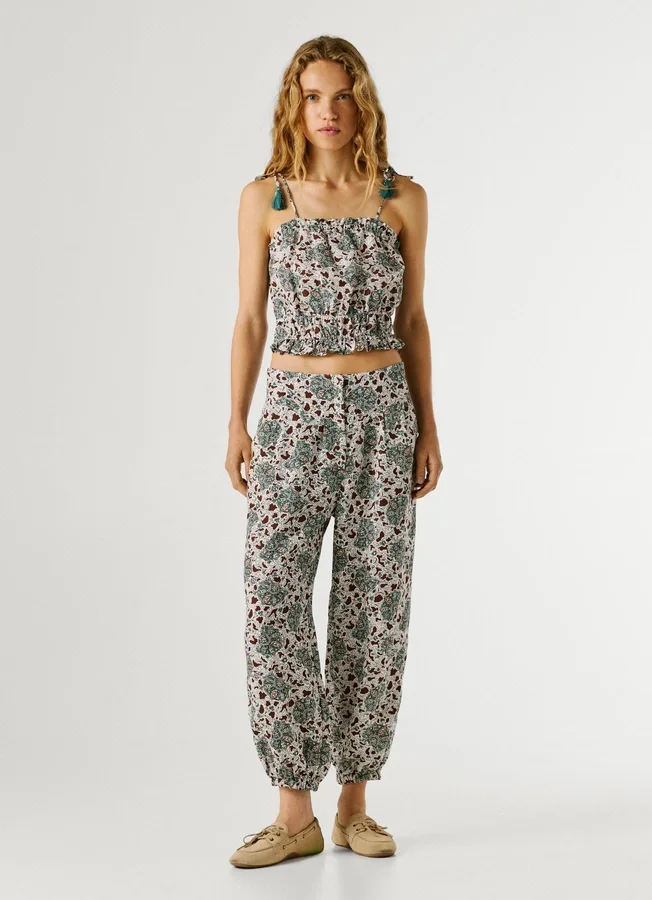 Weit geschnittene Hose mit Blumenmuster Weit geschnittene Hose mit Blumenmuster