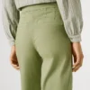 Weite Hose mit Knöpfen vorne
